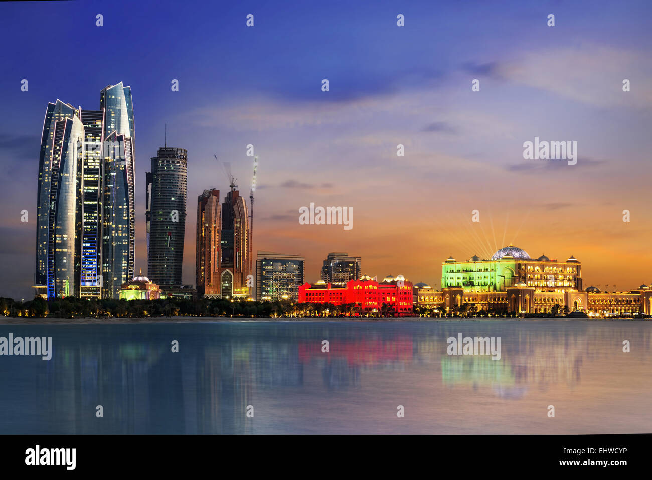 Panorama di Abu Dhabi di notte, capitale degli Emirati Arabi Uniti Foto Stock