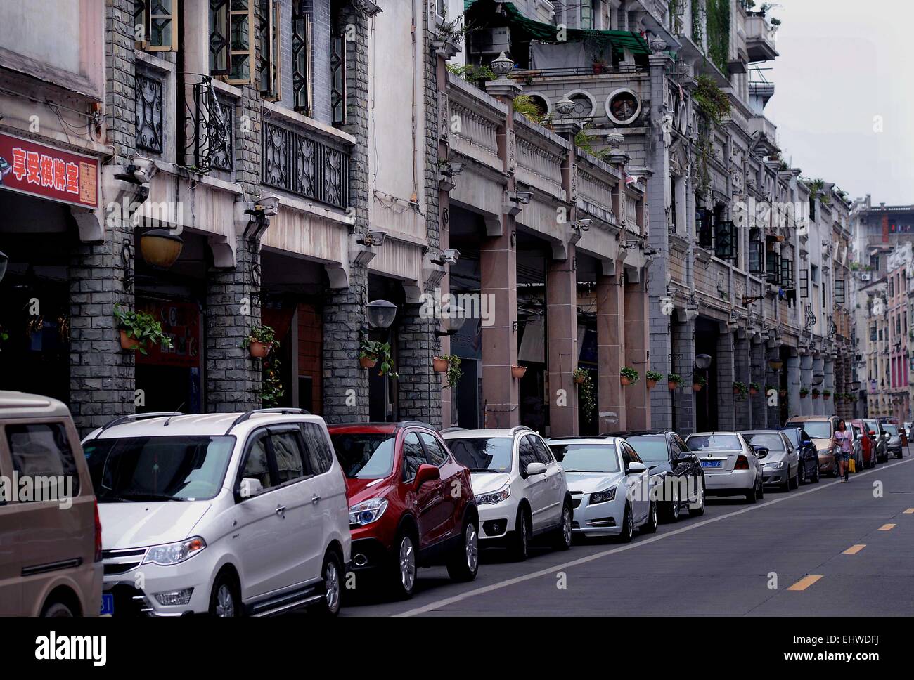 (150318) -- Pechino, 18 marzo 2015 (Xinhua) -- Foto scattata il 19 aprile 2014 illustra Qilou edifici di Wuzhou City, a sud-ovest della Cina di Guangxi Zhuang Regione autonoma. Edifici Qilou, o arcade-case, sono stati per la prima volta diffuso in Europa ed è stato quindi introdotto nel mondo. Cina il primo Qilou edificio fu costruito a Guangzhou, la capitale del sud della Cina di Provincia di Guangdong, che è anche tra le prime città costiere di abbracciare la cultura straniera e iniziare la modernizzazione. Nel 30s e 40s, l'architettura Qilou ha iniziato a prevalere in Cina del sud come parti del Guangdong, Guangxi, Hainan e Fujian, un Foto Stock