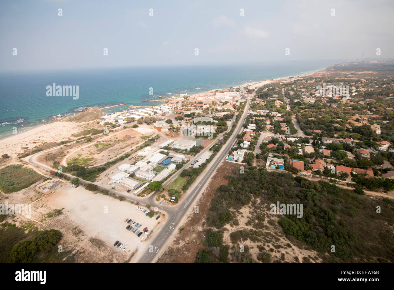 Vista aerea del Mikhmoret, Israele. Un moshav nel centro di Israele. Situato sulla costa del Mar Mediterraneo circa nove kilometr Foto Stock