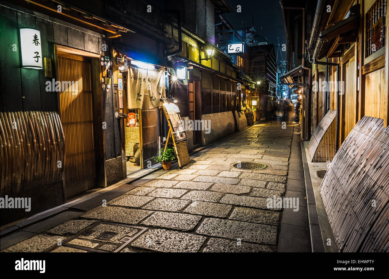 Vista notturna di una vecchia locanda Giapponese in Shirakawa, una strada in Gion il quartiere del divertimento a Kyoto, Giappone Foto Stock