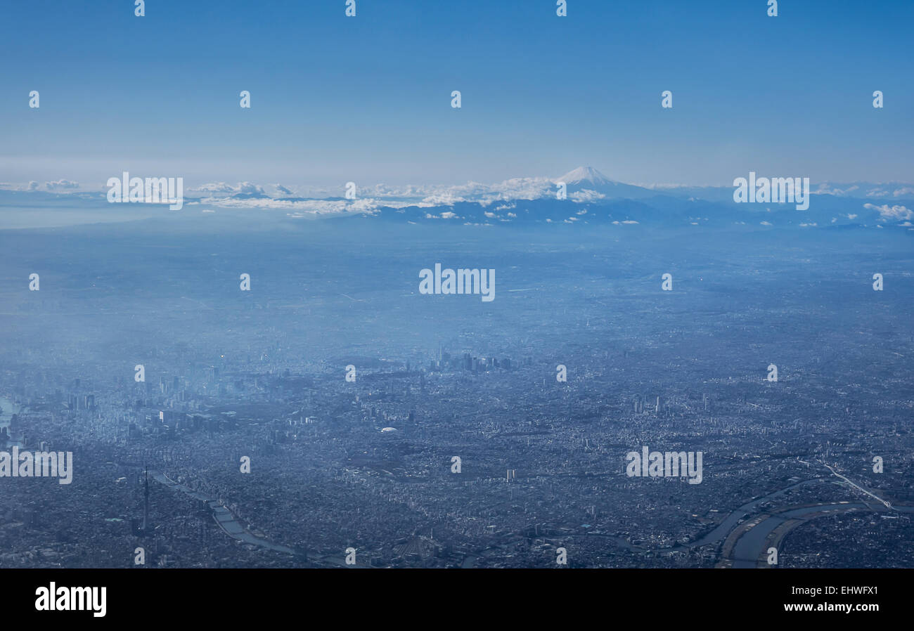 Vista aerea del centro di Tokyo in una giornata di sole, con il Monte Fuji sullo sfondo. Tratto da un aereo di linea novembre 2014 Foto Stock