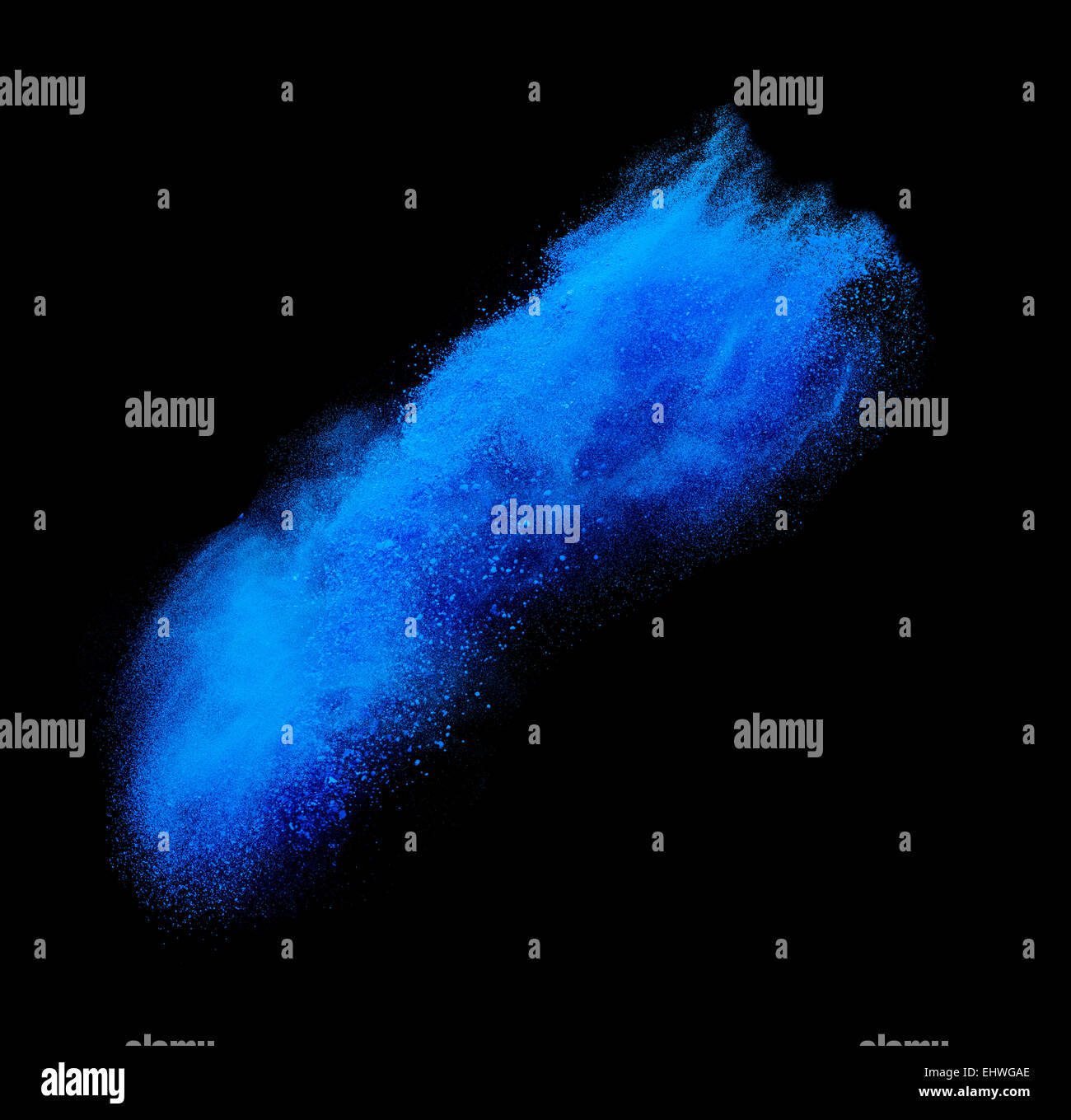 Polvere blu isolate esplosioni su nero Foto Stock
