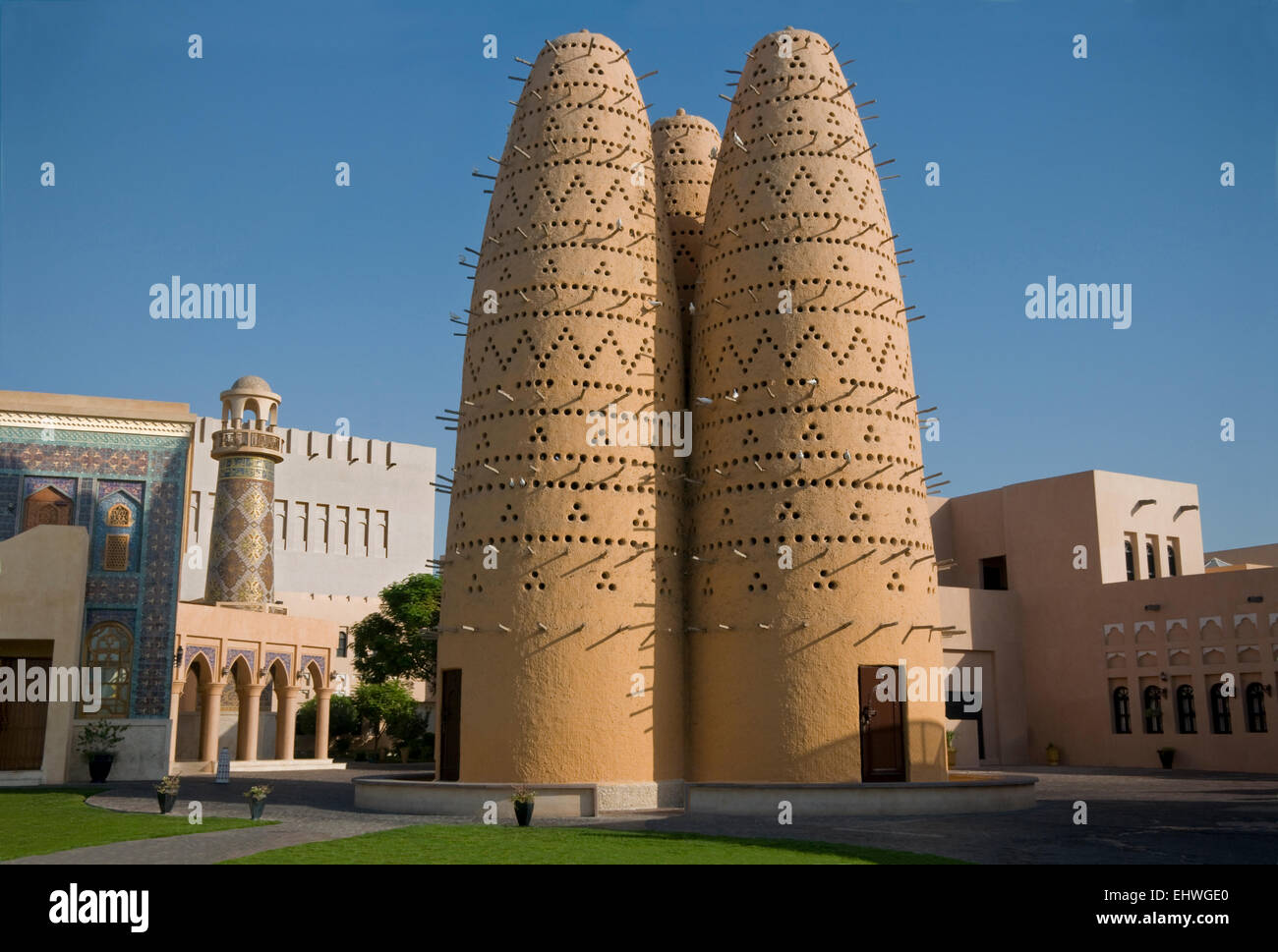 Torri di uccelli, Katara Villaggio Culturale, Doha. Il Qatar. Medio Oriente. Foto Stock