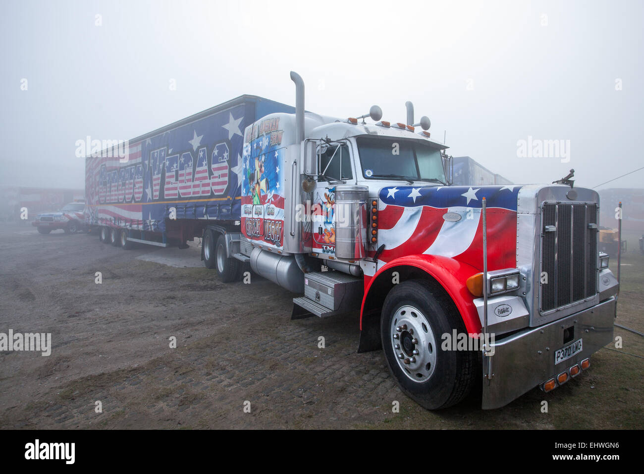 Uncle Sam's American Circus, camion e cabina verniciati su misura da USA Peterbilt Trucks a Southport, Merseyside, Regno Unito, marzo 2015. Lo spettacolare circo umano, di proprietà degli Show Director John Courtney e Stephen Courtney che commerciano con il nome Circus Vegas, è arrivato a Southport. Lo spettacolo itinerante prodotto dal famoso Uncle Sam's Great American Circus tour per dieci mesi all'anno. Si tratta di un'organizzazione irlandese, una selezione stellare di americana. GLI STATI UNITI, i veicoli pesanti Kenworth e i camion decorati con mostri d'arte Peterbilt HGV sembrano la parte giusta quando arrivano in città, Foto Stock