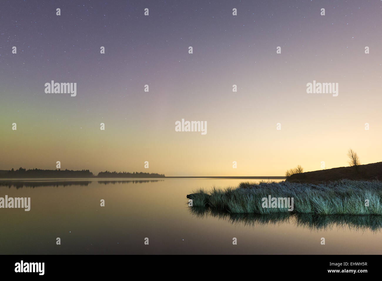 Aurora Boreale a serbatoio Redmires, Sheffield, UK, il 17 marzo 2015. In caso di grave tempesta solare permette la Northern Lights fenomeno per essere visto come estremo sud come il Parco Nazionale di Peak District, qui riflettendo nelle calme acque di Sheffield Redmires del serbatoio. Credito: Graham Dunn/Alamy Live News Foto Stock