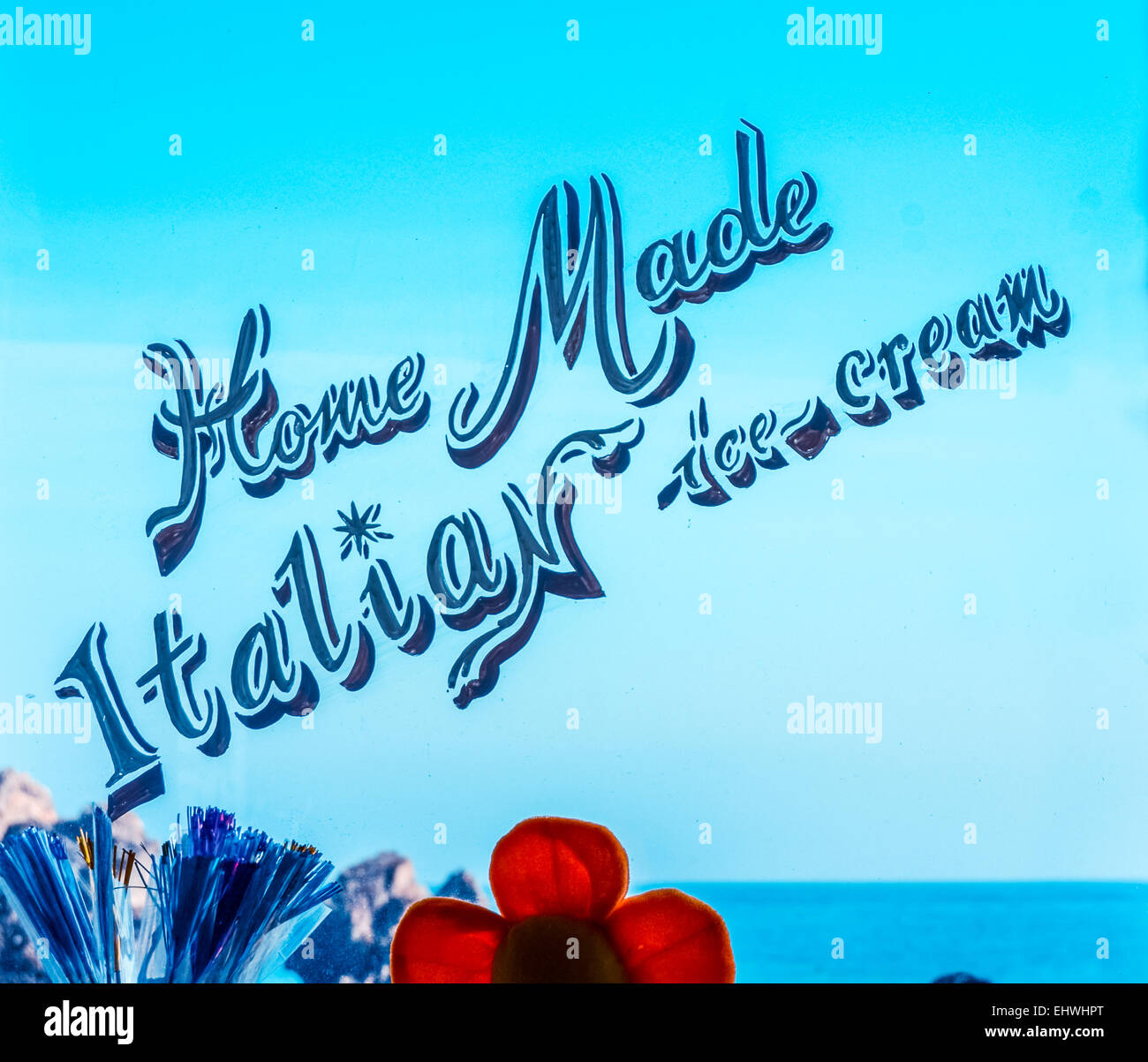 Vintage retrò gelato fatto in casa segno sulla finestra Cafe al Mare in Italia Foto Stock