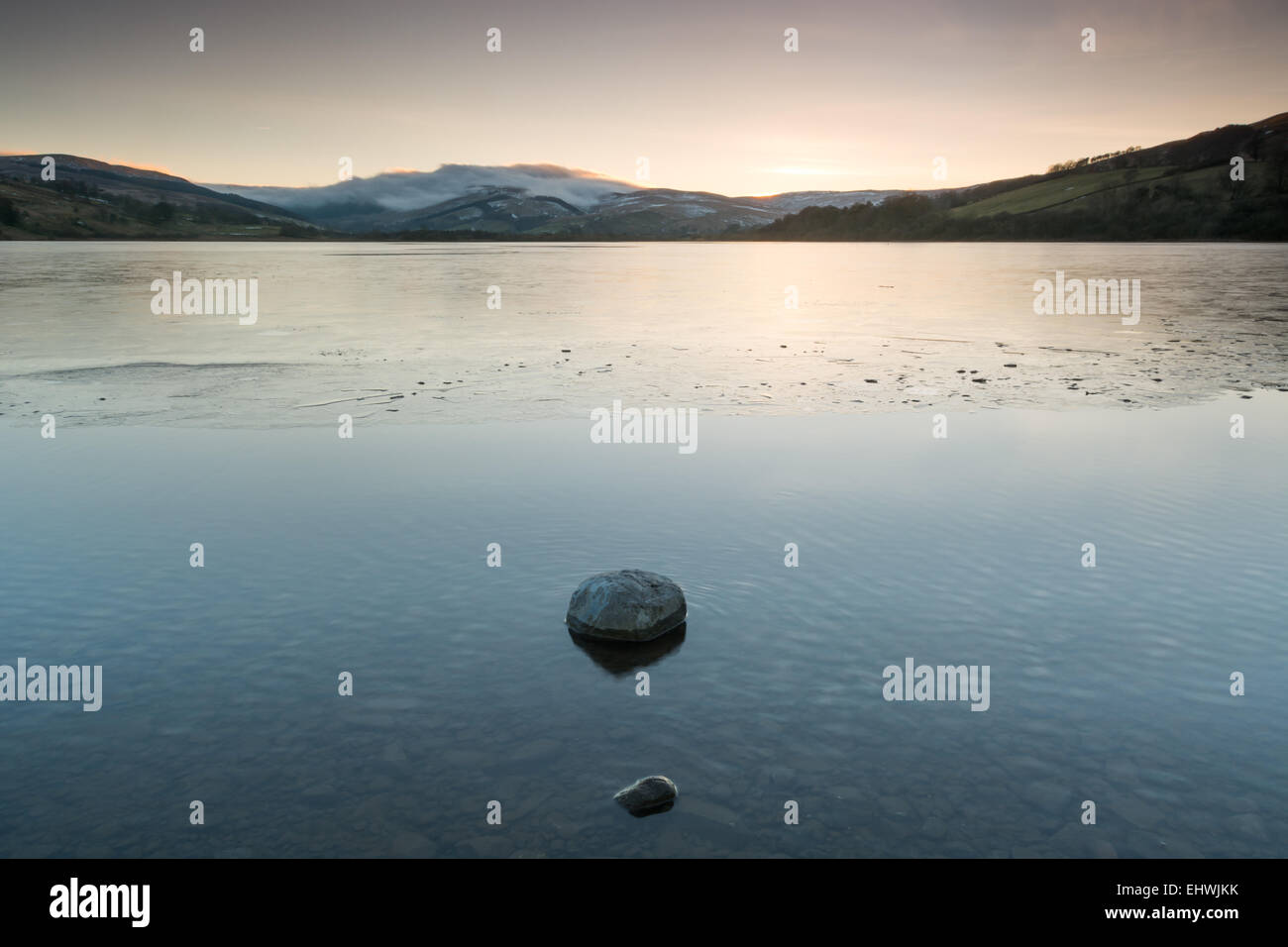 In inverno il tramonto su acqua di Semer in Yorkshire Dales Foto Stock