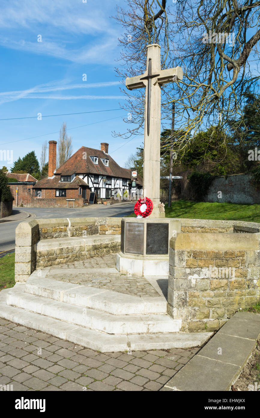 Yalding War Memorial e la struttura di legno degli edifici Foto Stock