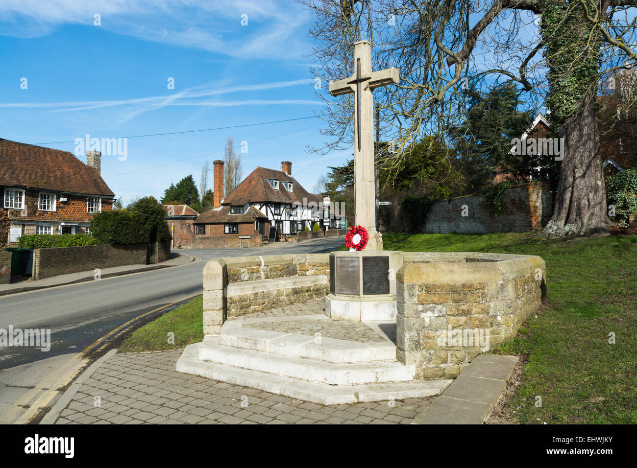 Yalding War Memorial e la struttura di legno degli edifici Foto Stock