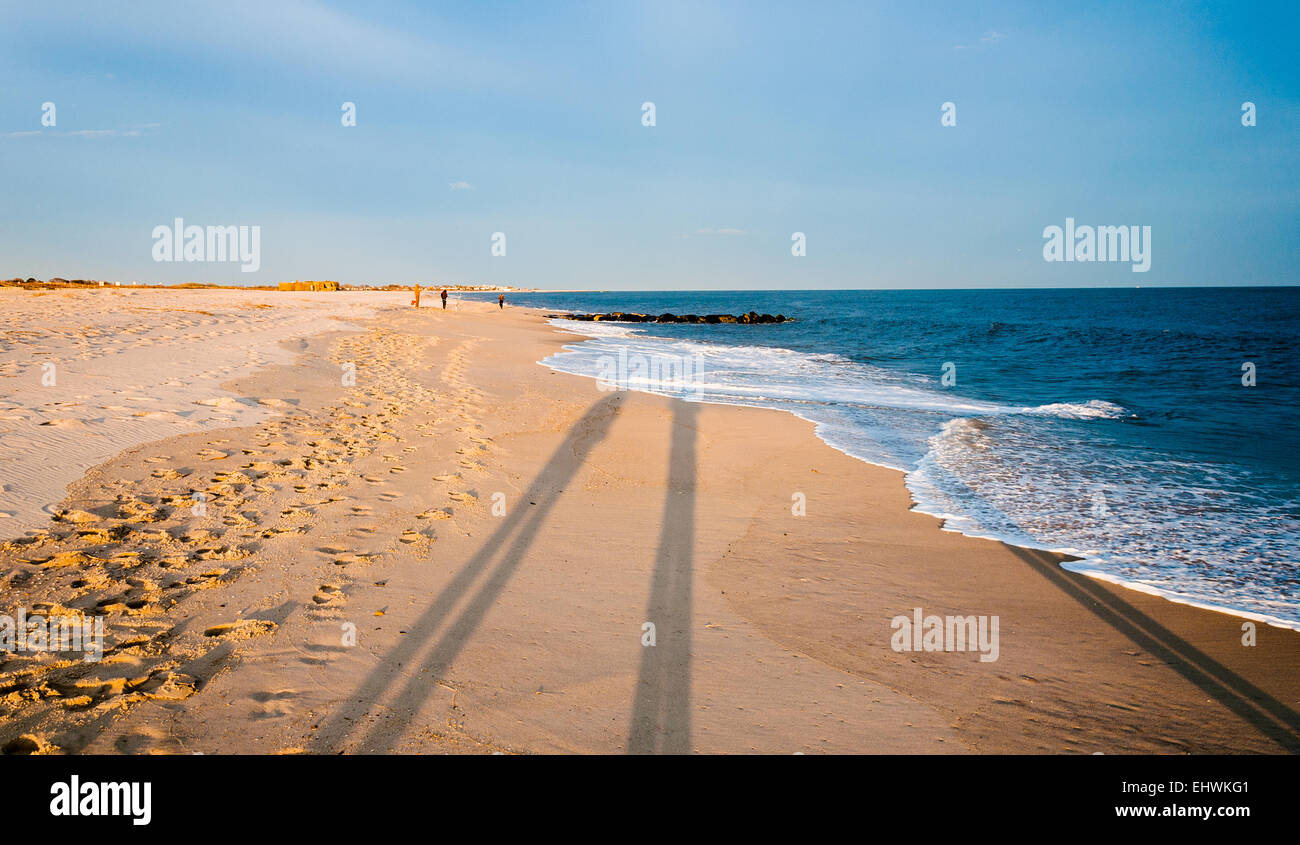 Lunghe ombre della sera sulla spiaggia di Cape May, New Jersey. Foto Stock
