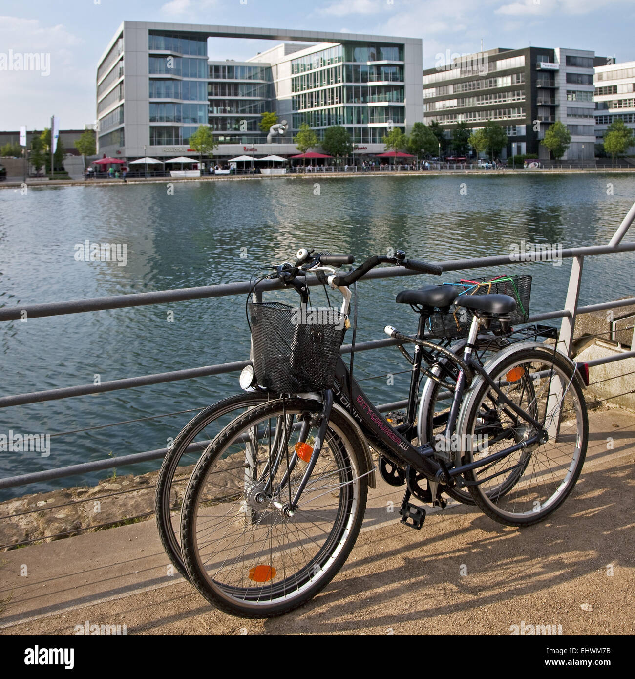 Due biciclette, Duisburg porto interno, Germania. Foto Stock