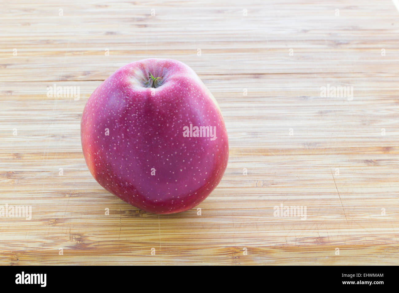 Rosso dolce apple sullo sfondo di legno Foto Stock
