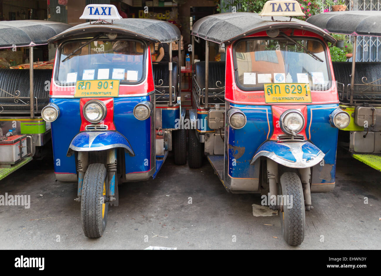 Due tuk tuks parcheggiato su una strada a Bangkok, in Thailandia Foto Stock