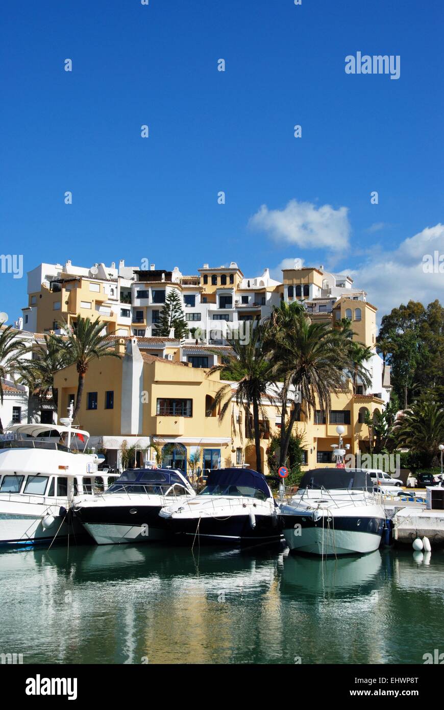 Le barche nel porto interno con appartamenti e ristoranti per la parte posteriore, Puerto Cabopino, Costa del Sol, provincia di Malaga, Spagna. Foto Stock