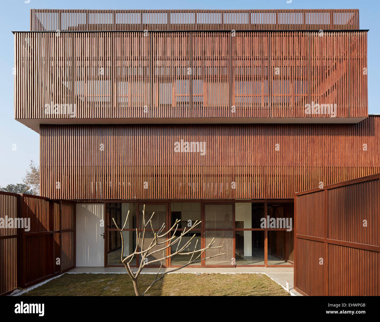 Elevazione frontale da giardino. La casa a traliccio, Jammu Khashmir, India. Architetto: SP+A, 2015. Foto Stock