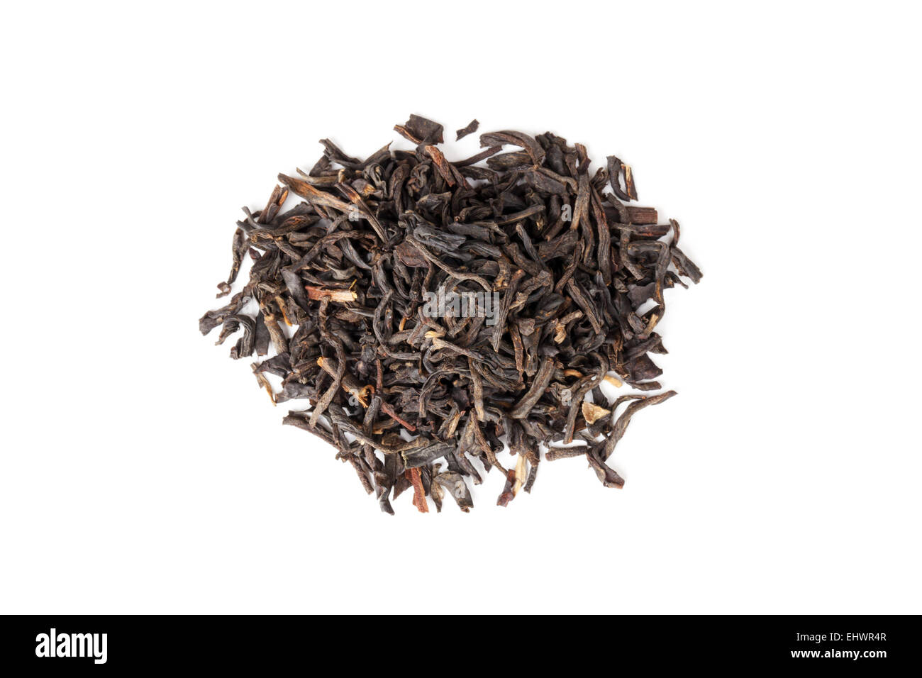 Piccolo mucchio di foglie grandi cinese del tè nero isolato su sfondo bianco, vista dall'alto, il fuoco selettivo Foto Stock