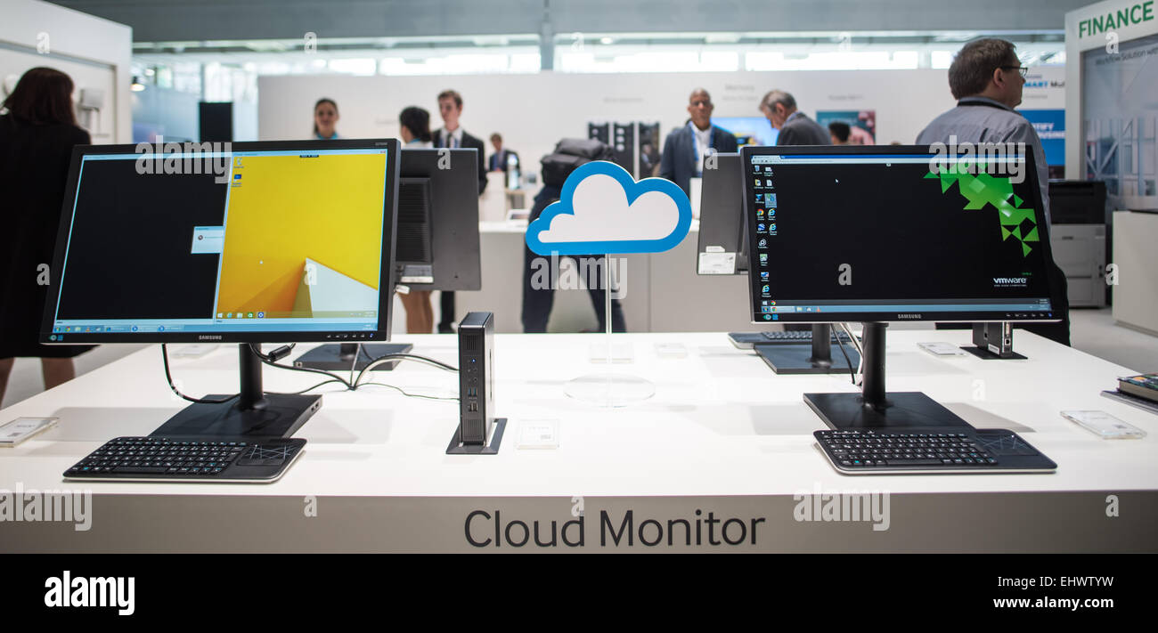 Il Cloud monitor sono in mostra presso lo stand fieristico di Samsung durante il computer ed elettronica 'fiera CeBIT 2015 " di Hannover, Germania, 17 marzo 2015. Il CeBIT 2015 prosegue fino al 20 marzo 2015. Foto: Ole Spata/dpa Foto Stock