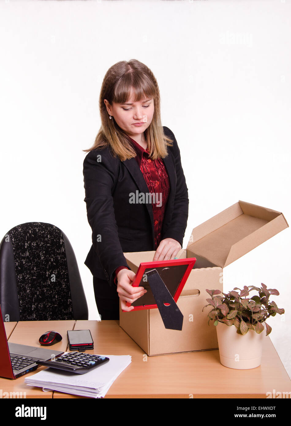 Donna sparò o noleggiati in ufficio e raccogliere o analizza gli effetti personali fuori della scatola Foto Stock