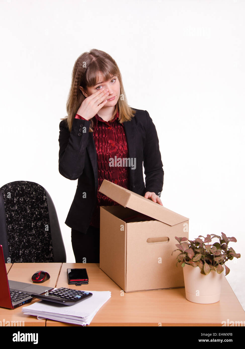 Donna licenziato dal suo lavoro in ufficio e raccogliere oggetti personali e salviette per mani lacrime Foto Stock