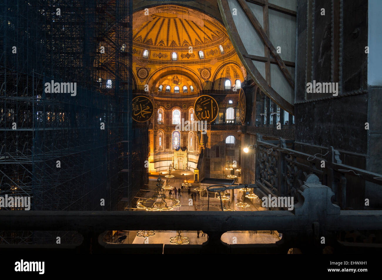 Turchia, Istanbul, vista interna di Hagia Sofia con impalcatura Foto Stock