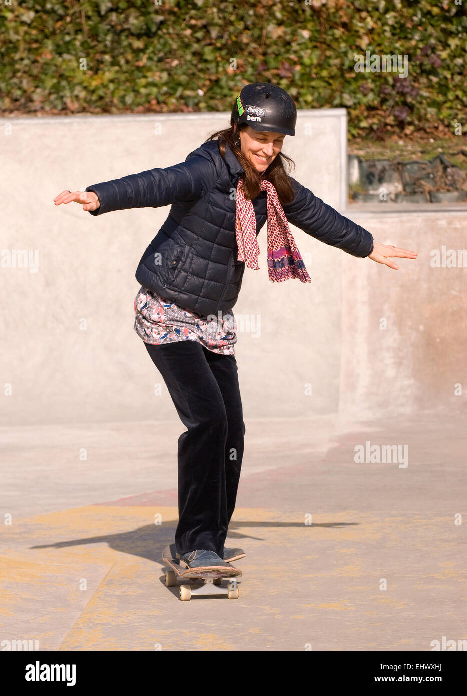 Donna con il divertimento a un skate park, Haslemere, Surrey, Regno Unito. Foto Stock