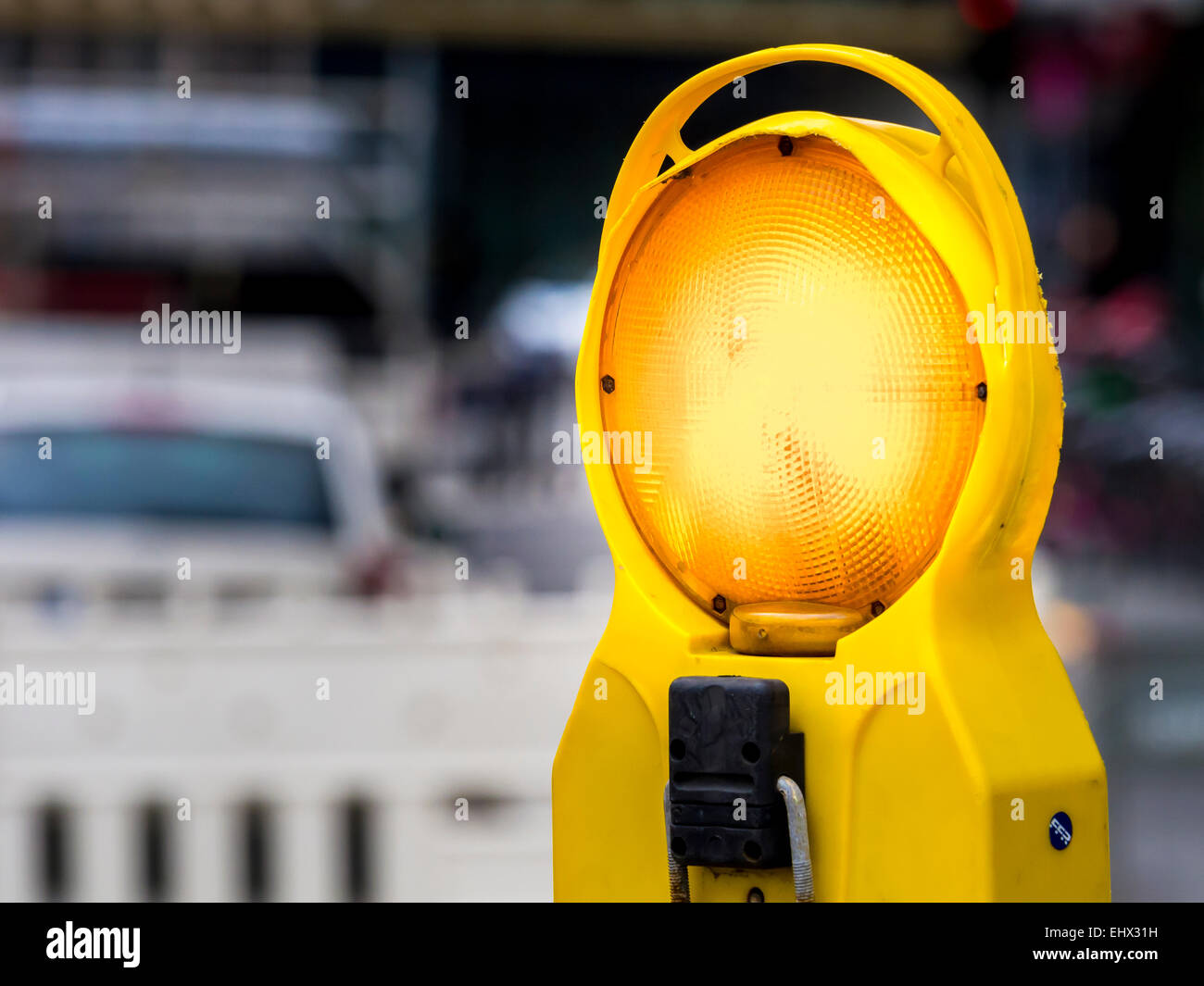 Luce di avvertimento in corrispondenza di una strada della zona di costruzione Foto Stock