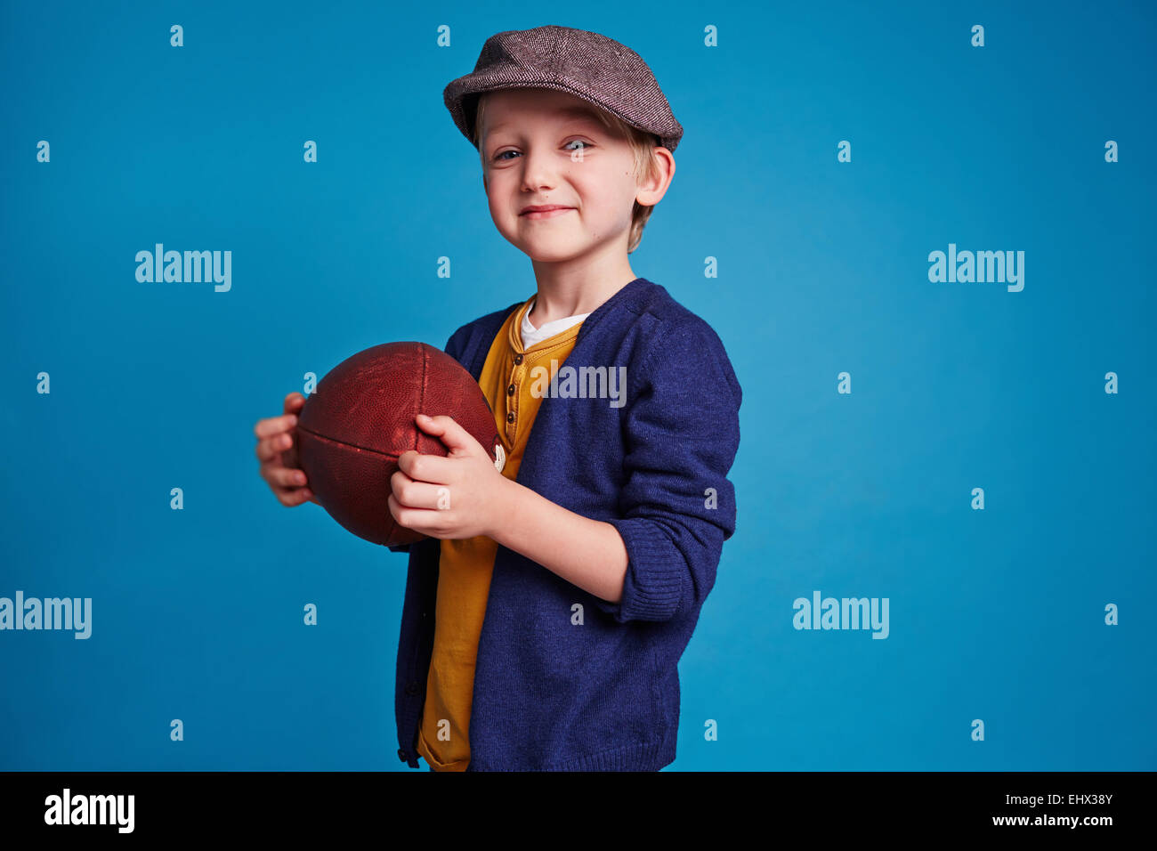 Ritratto di un ragazzo con il calcio Foto Stock