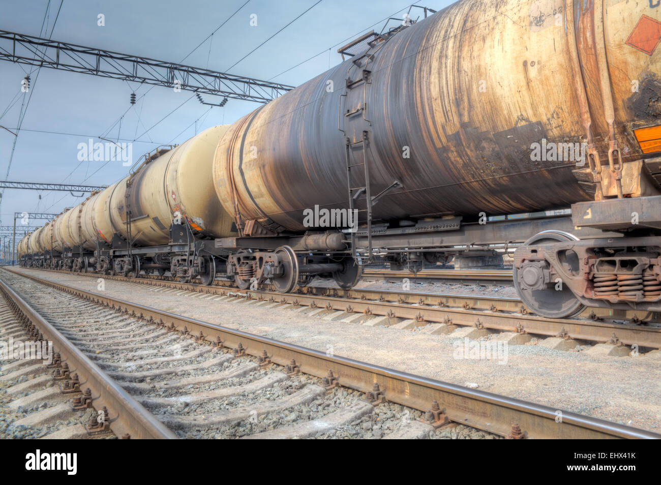 Petroliera su vetture ferroviarie stazione di carico in un giorno nuvoloso Foto Stock