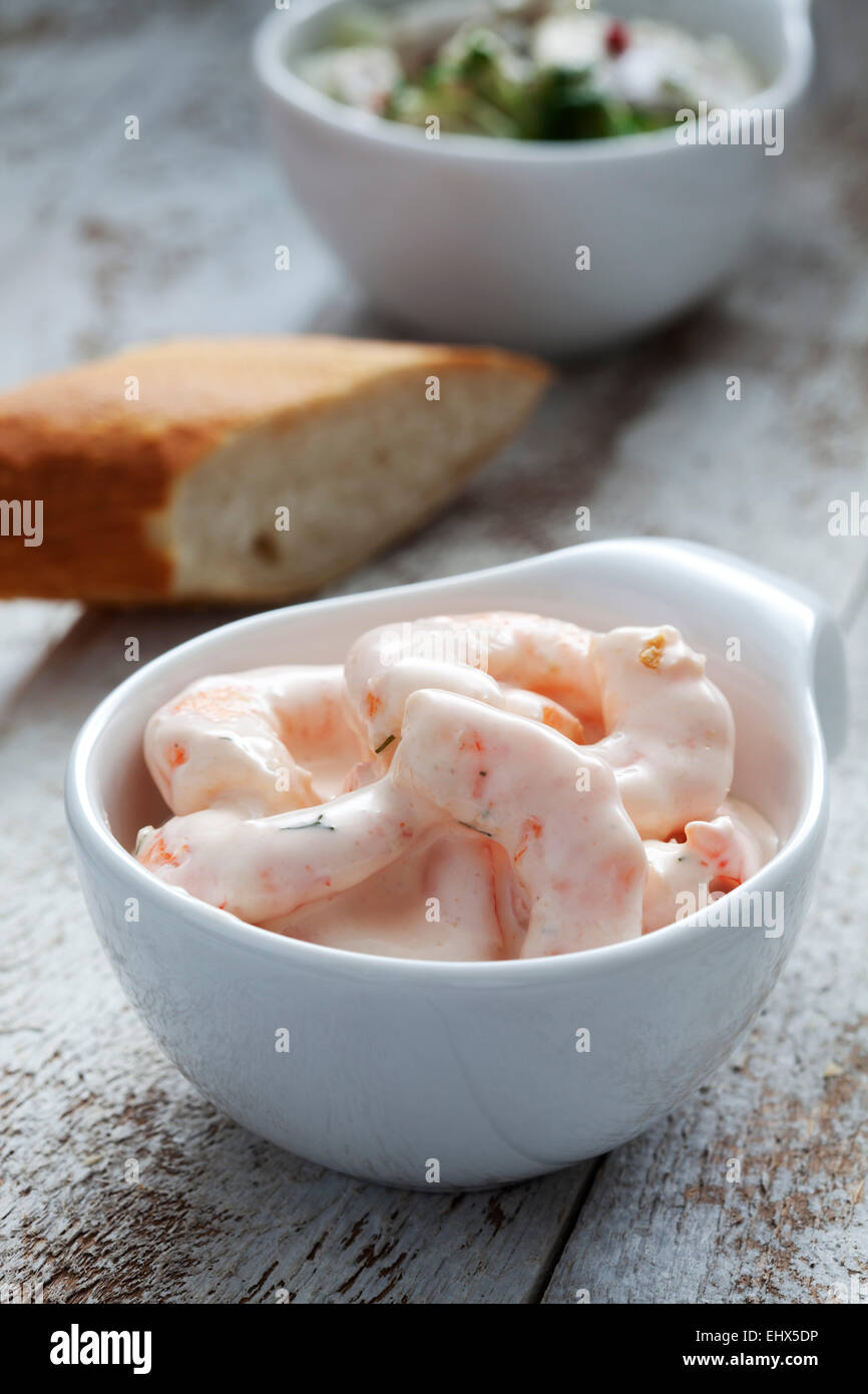 Ciotole di insalata di gamberetti con salsa cocktail Foto Stock