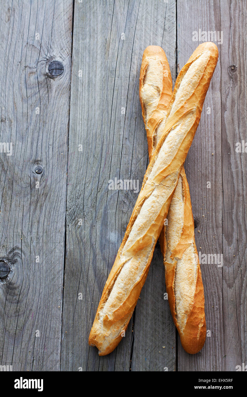 Due baguette francesi in legno grigio Foto Stock