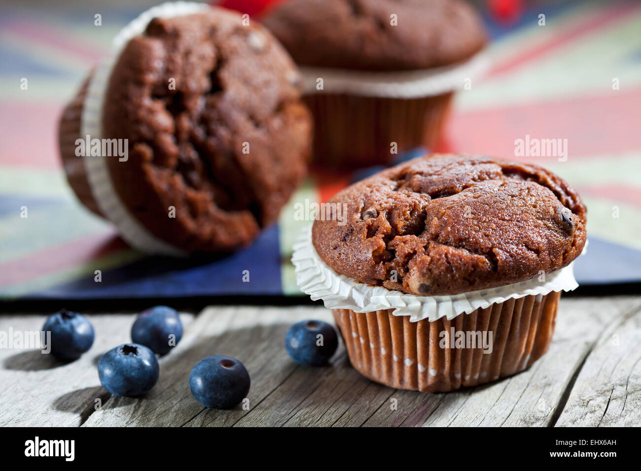 Muffin al cioccolato e mirtilli su legno, bandiera inglese Foto Stock
