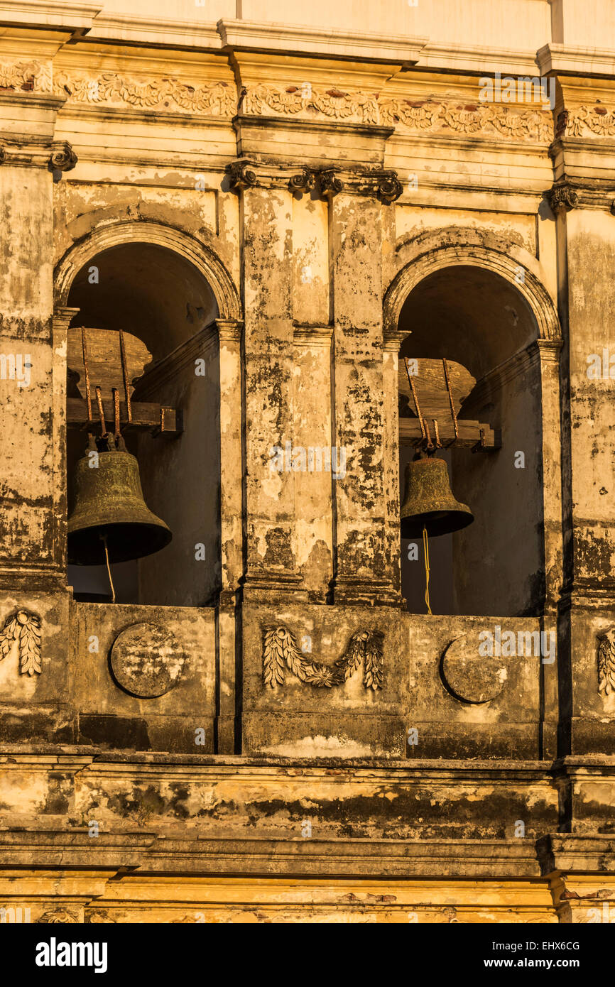 Torre campanaria presso la Basilica de la Asunción (1610) Leon's Cathedral, più grande in America centrale, in questa storica città NW; Leon, Nicar Foto Stock