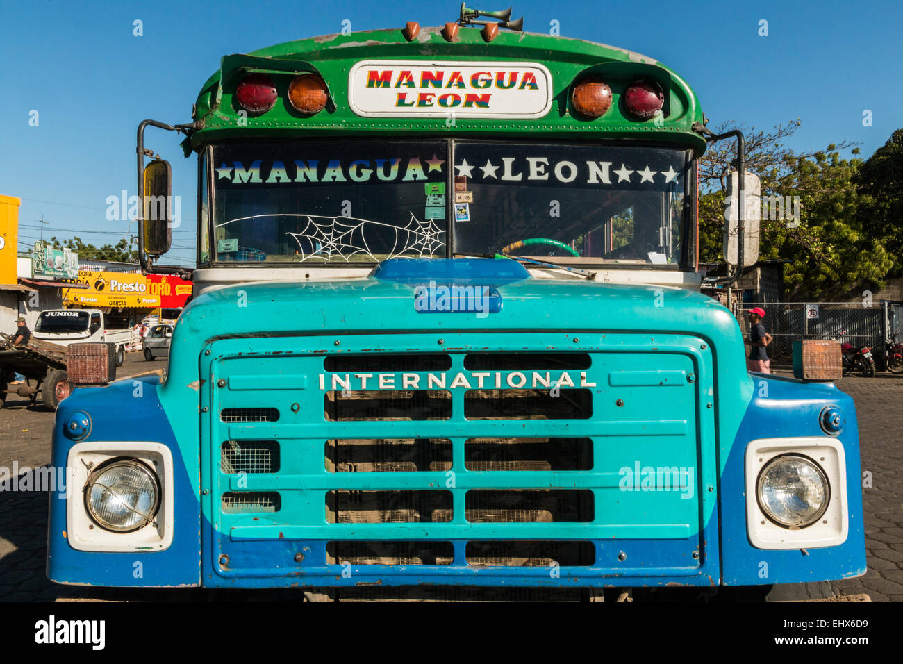 Bus colorati in luogo di mercato per i due nord città occidentali di Managua e Leon; Leon Nicaragua Foto Stock