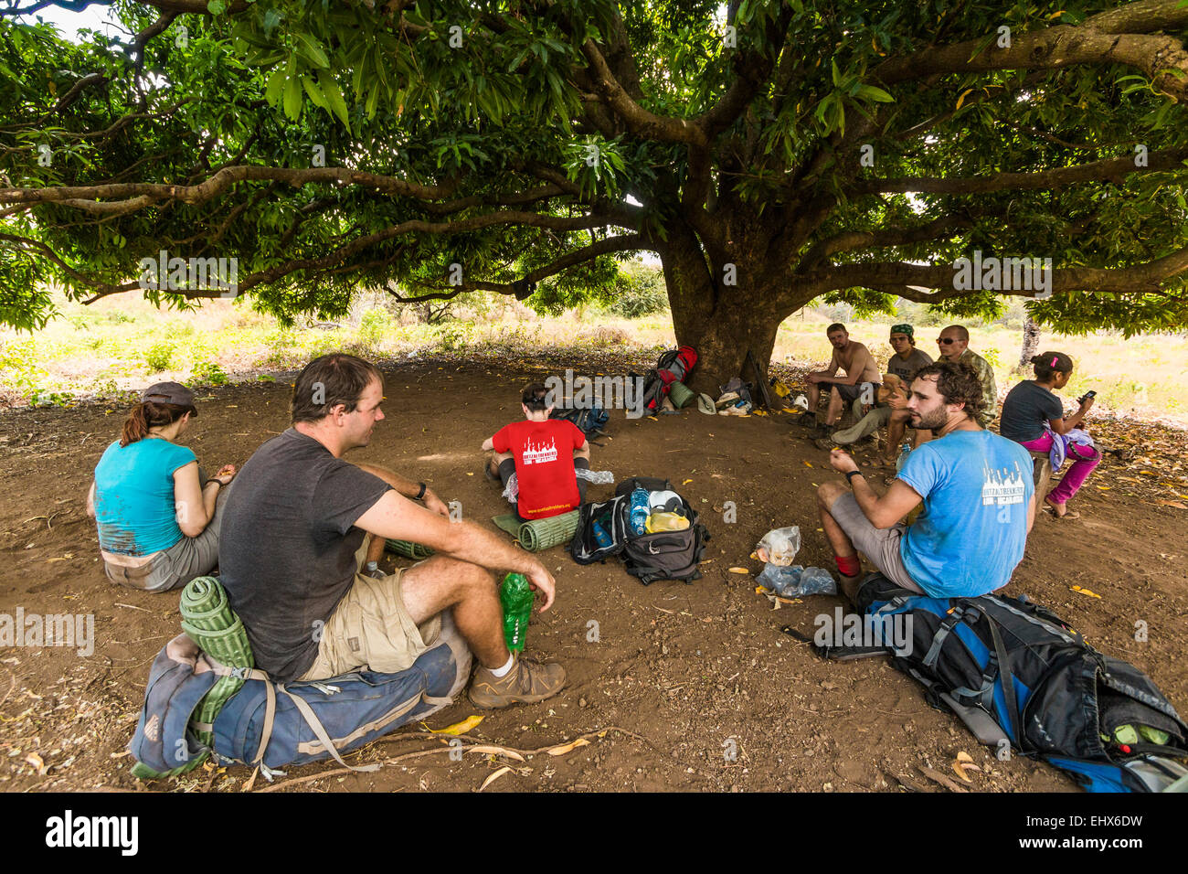 Gli escursionisti con zaini in appoggio sotto il mango tree sul modo fino  Volcan Telica, a nord di Leon; Telica, Leon, Nicaragua america centrale  Foto stock - Alamy
