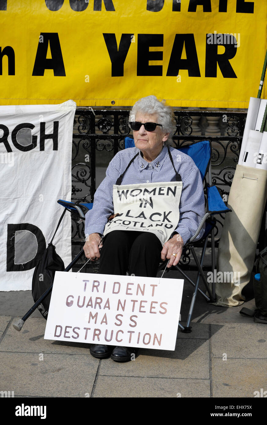 Edinburgh Gruppo Donne in nero la protesta contro la NATO e delle armi di distruzione di massa e a sostegno della campagna di sì per l'indipendenza scozzese Referendum 2014 dotate di: atmosfera dove: Edimburgo, Regno Unito quando: 06 Set 2014 Foto Stock