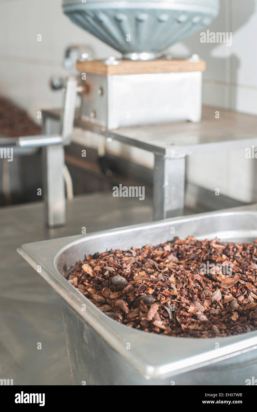 Macchina per la molatura di cacao, la massa di cacao in una ciotola Foto Stock