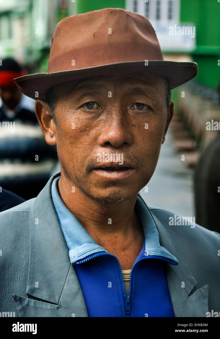 Ho trovato su M.G.Marg,Gangtok & mi è davvero piaciuto il suo cappello. Ho chiesto di lui dicendo che mi piace il suo cappello e interessati a prendere il suo po Foto Stock