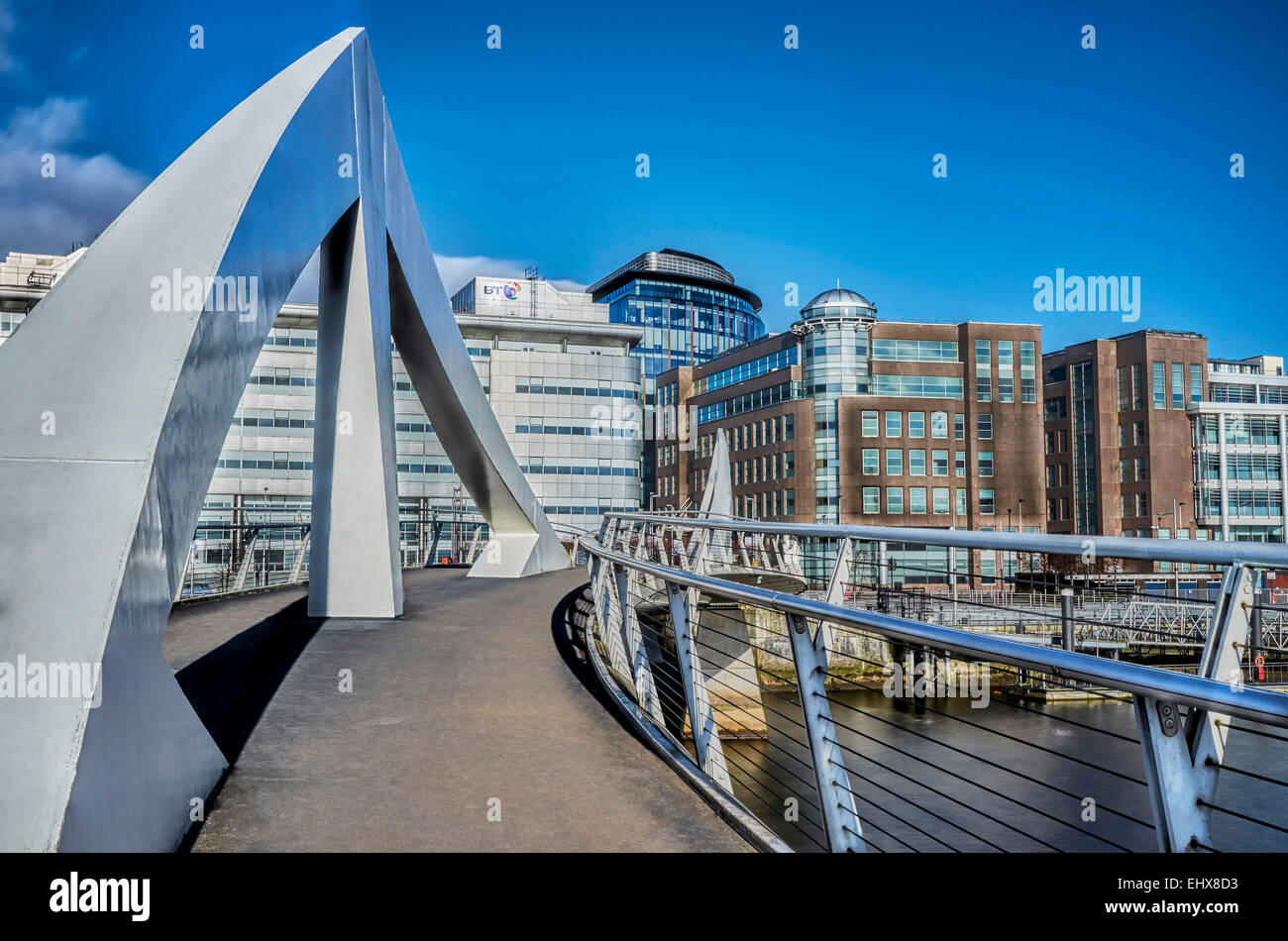 Il Broomielaw Tradeston e ponte pedonale sul fiume Clyde, accanto a Glasgow, nel quartiere finanziario in un pomeriggio soleggiato. Foto Stock