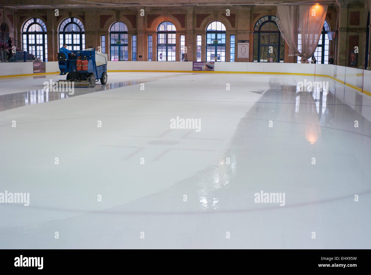Rettificare la superficie di ghiaccio macchina a indoor Ice Rink a Alexandra Palace rinnovato architettura vittoriana Foto Stock
