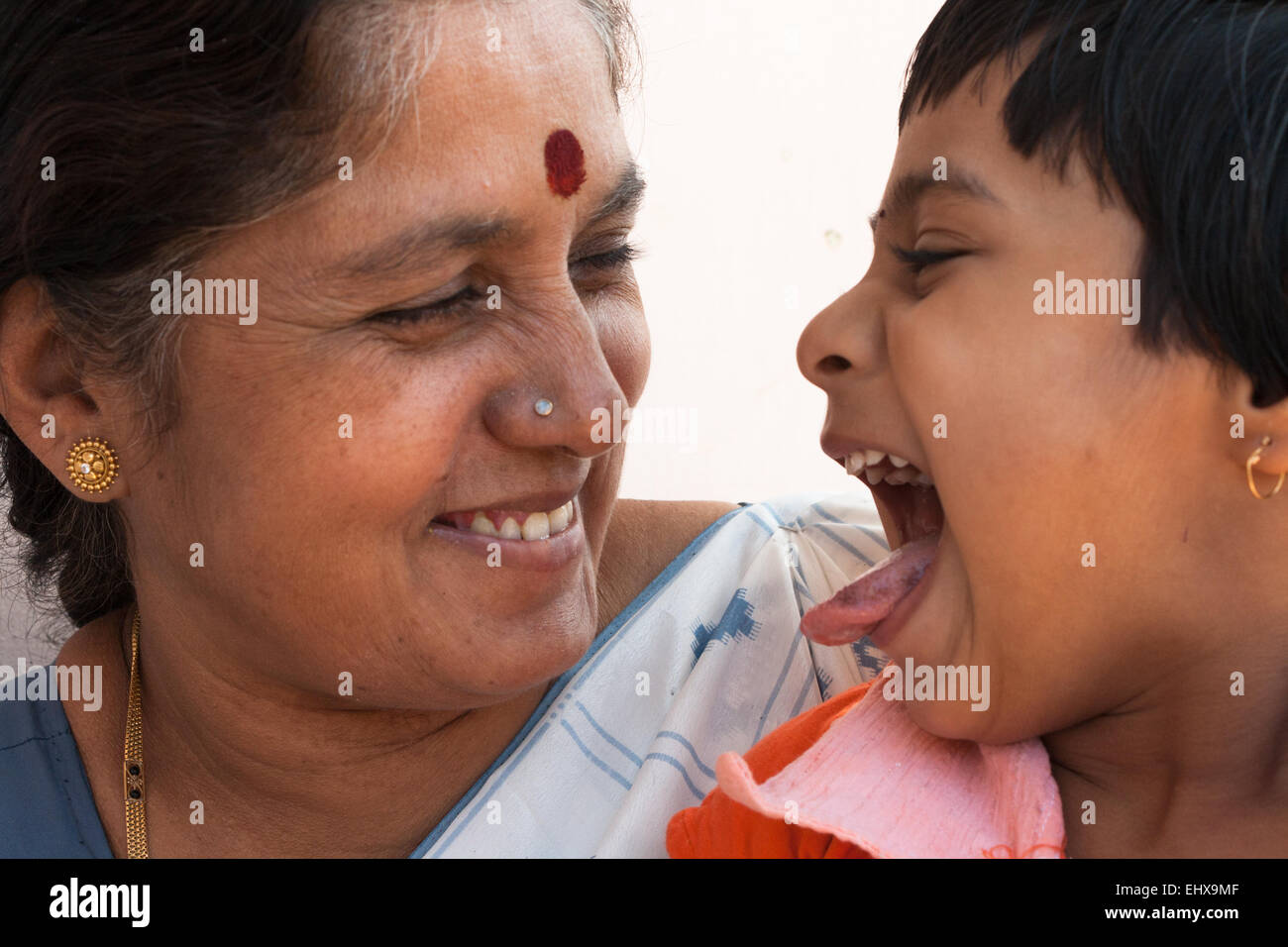 Una immagine che mostra un momento felice tra un tradizionale indiana nonna & figli. Foto Stock