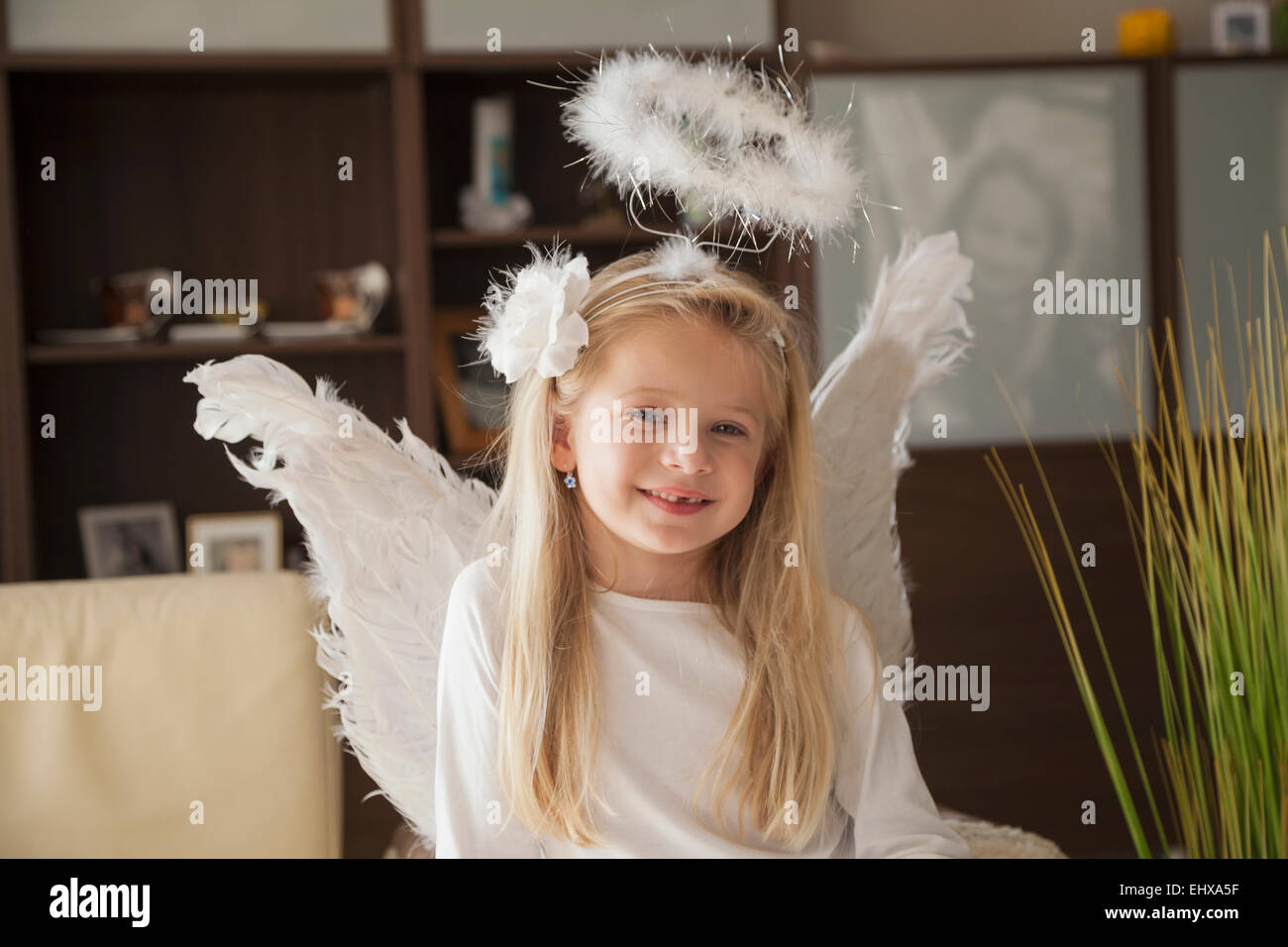 Ragazza indossando il costume angelo, Baviera, Germania Foto Stock