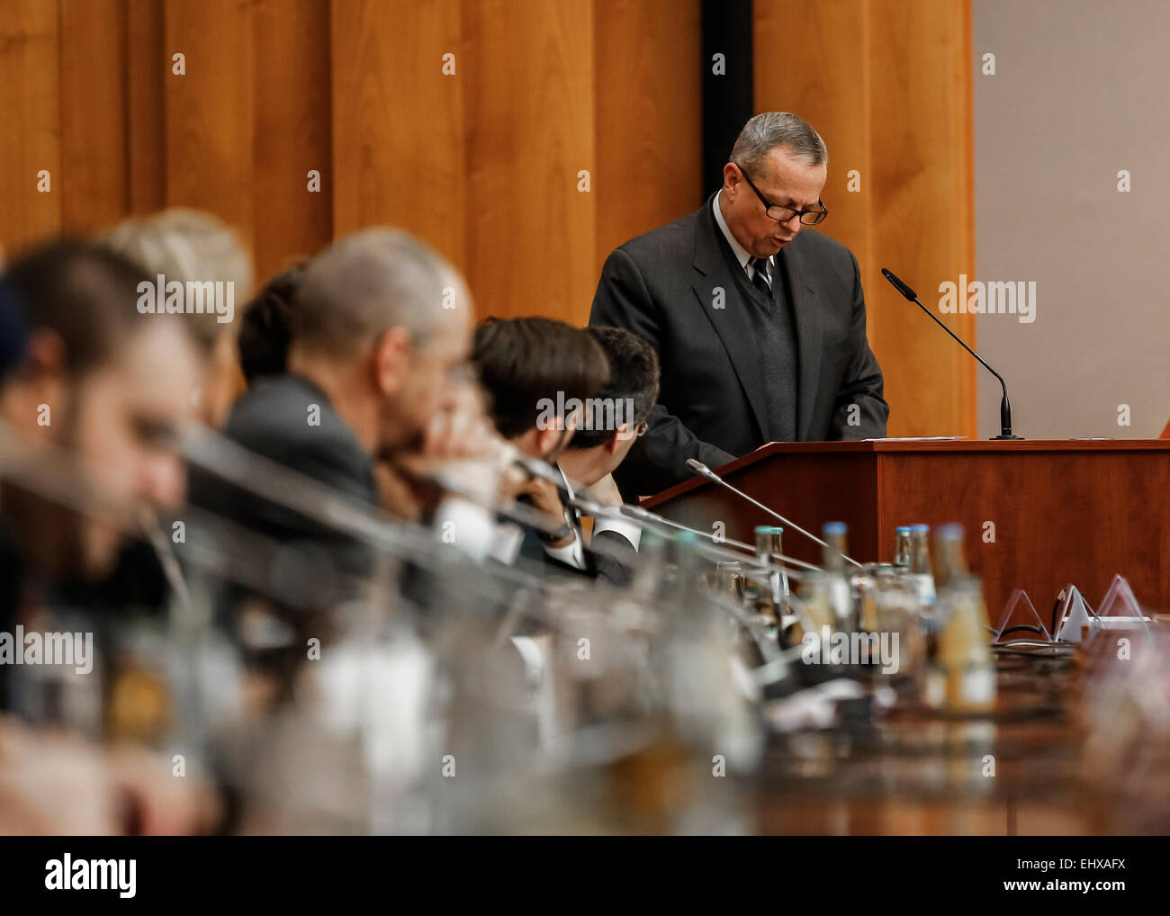 Berlino, Germania. Xviii Mar, 2015. Il Ministro degli esteri tedesco Steinmeier apre la prima riunione del gruppo di lavoro "stabilizzazione nel contesto dell'alleanza internazionale contro la milizia del terrore ISIS " dove la Germania ha insieme con gli Emirati Arabi Uniti la presidenza del gruppo. Al Foreign Office tedesco il 18 marzo 2015, a Berlino, Germania. / Immagine: generale americano John Allen durante la riunione di Berlino. Credito: Reynaldo Chaib Paganelli/Alamy Live News Foto Stock