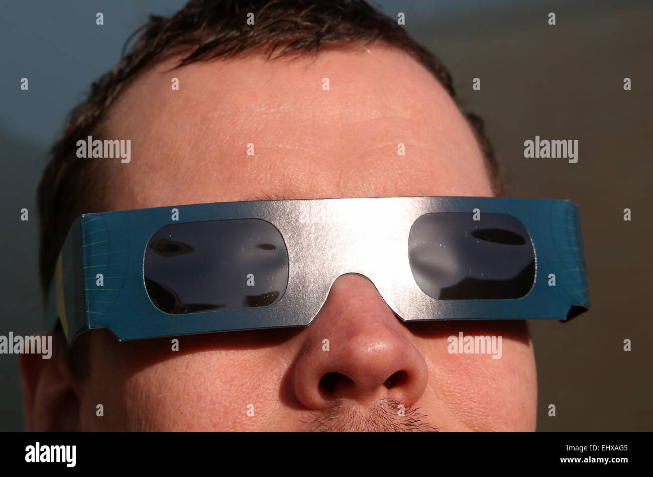 Rostock, Germania. Xviii Mar, 2015. Ottico Hannes Werner indossa un paio di occhiali  speciali per la prossima eclissi solare nel suo negozio a Rostock,  Germania, 18 marzo 2015. Hobby gli astronomi sono