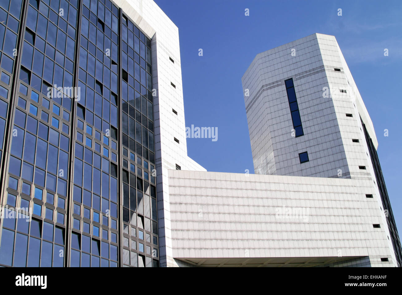 Elegante e moderno edificio per uffici con piastrelle di marmo bianco in un cielo blu Foto Stock