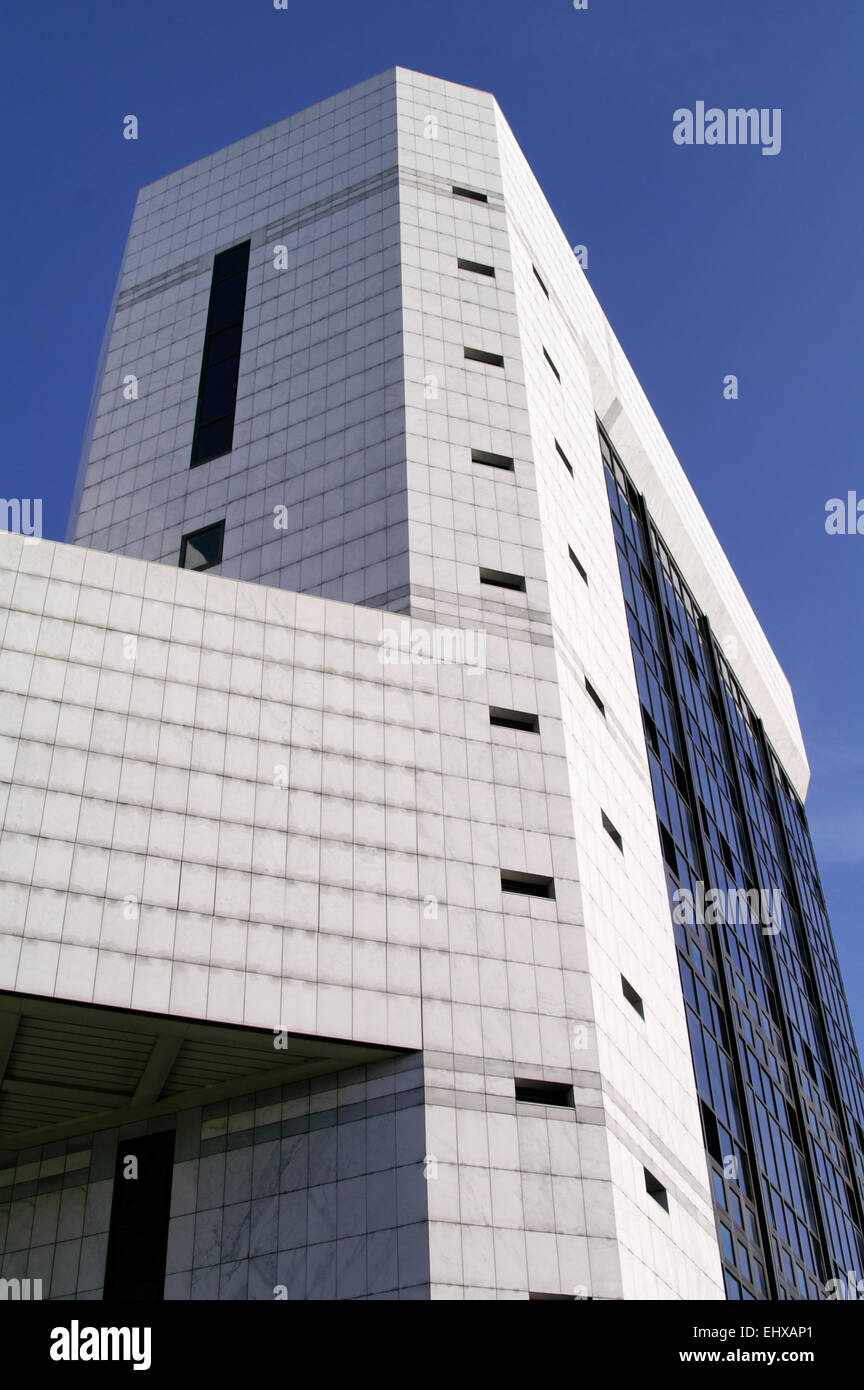 Elegante e moderno edificio per uffici con piastrelle di marmo bianco in un cielo blu Foto Stock