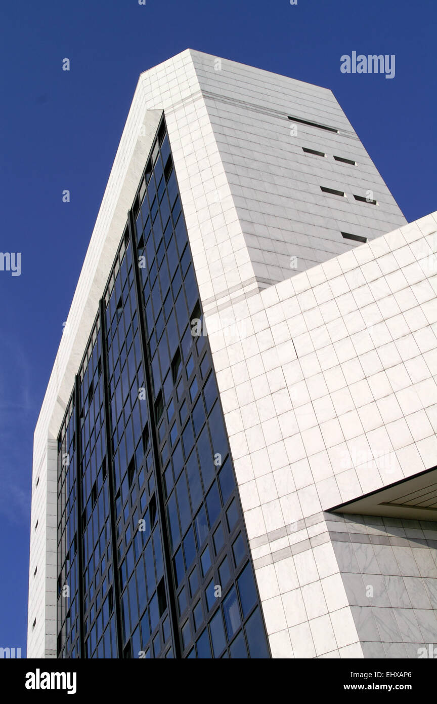 Elegante e moderno edificio per uffici con piastrelle di marmo bianco in un cielo blu Foto Stock