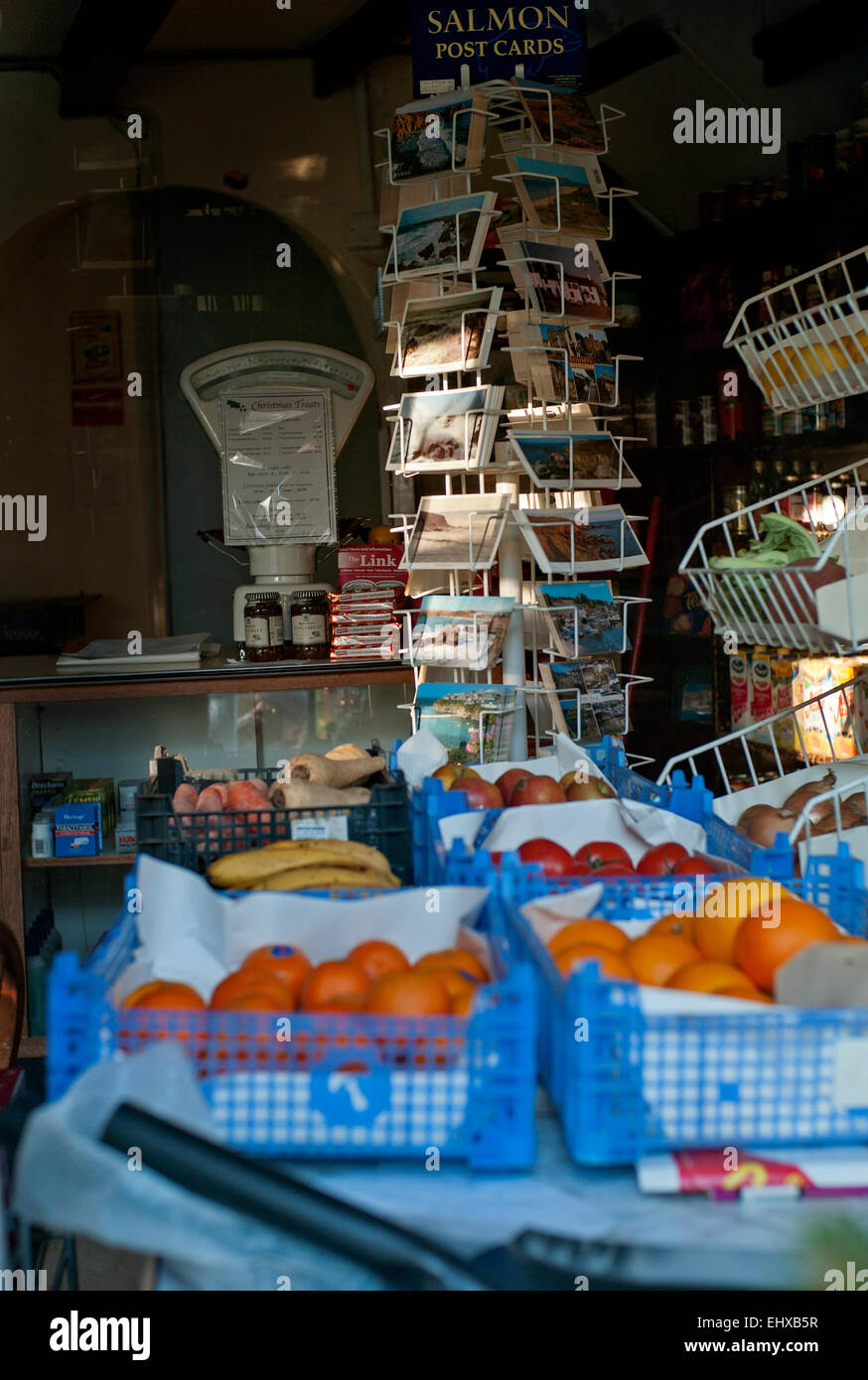 Piccolo negozio cartolina giostra con macchina di pesatura e di frutta e verdura in primo piano Foto Stock