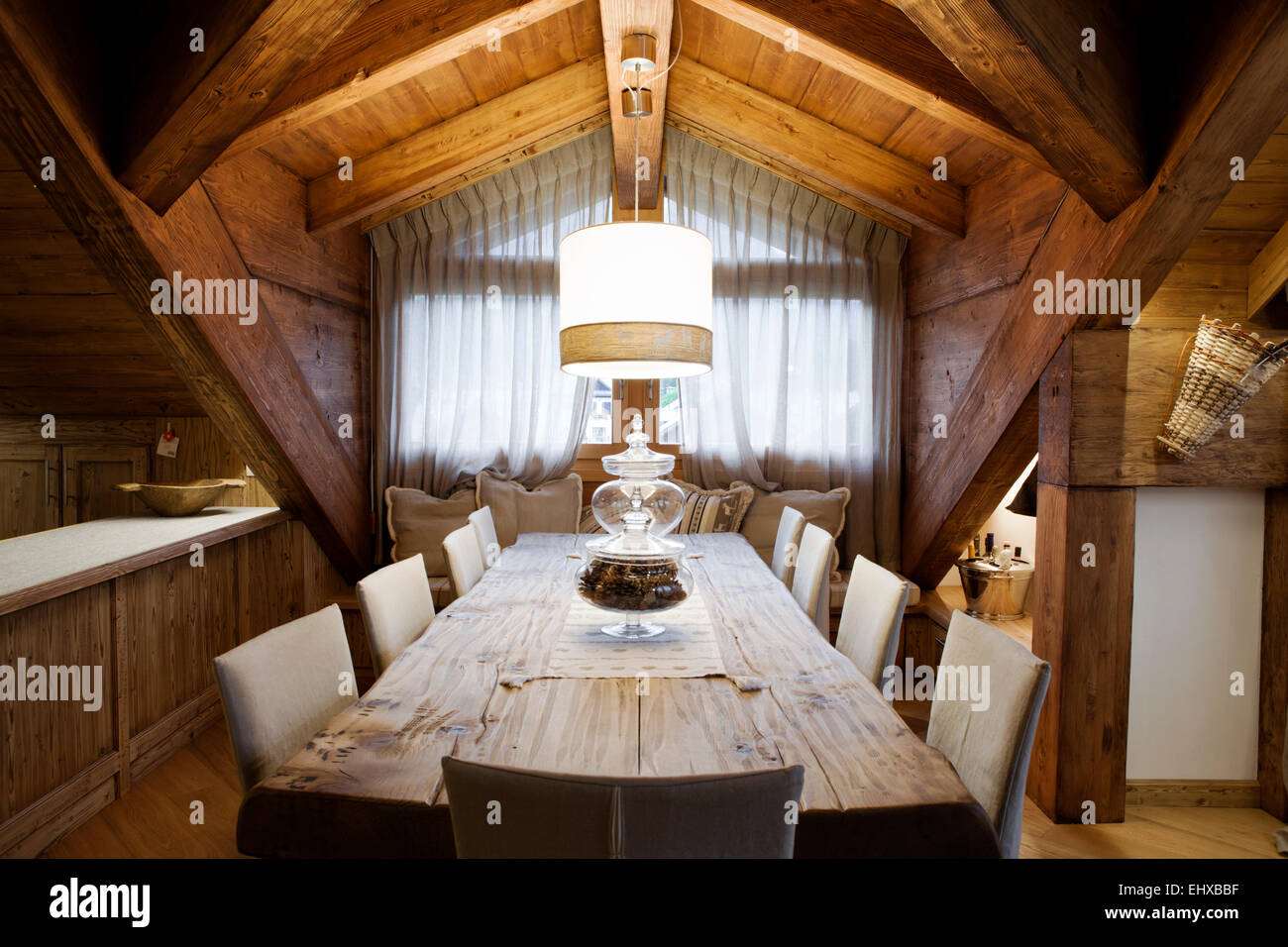 Attico alpino tavolo da pranzo per 8 posti Foto Stock