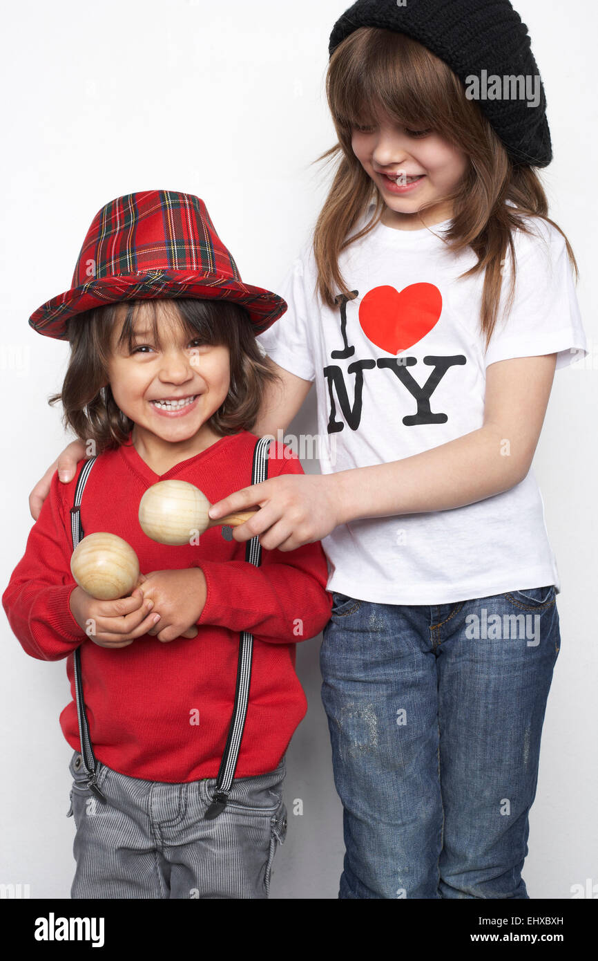 Fratello e Sorella con sonagli in legno Foto Stock