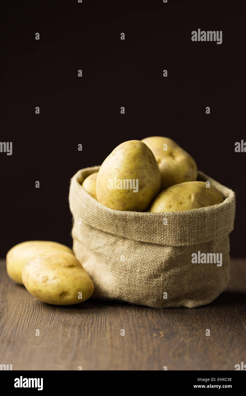 Giacca di cottura delle patate in un sacco di Hesse Foto Stock